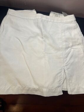 Wilfred White Mini Skirt with Subtle Front Slit
